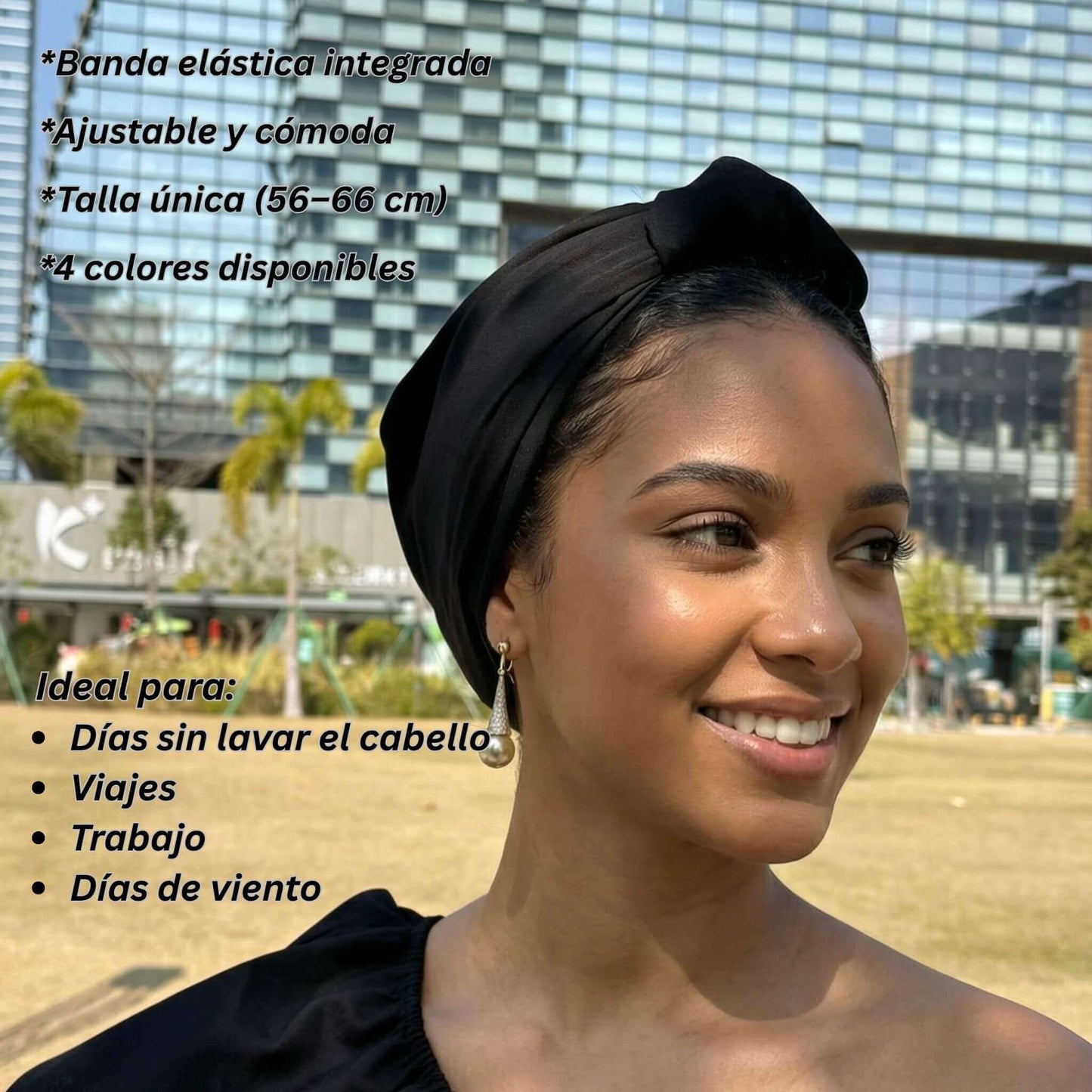 Turbante negro mostrando su banda elástica, ajuste cómodo y talla única que se adapta de 56 a 66 cm,usado por modelo en exterior