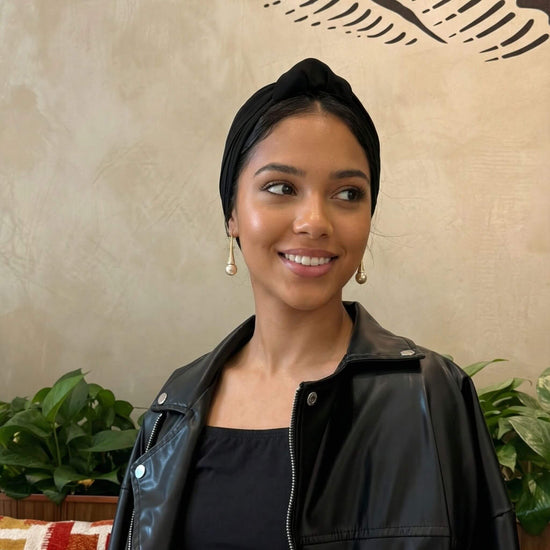 Demostración de cómo poner el turbante negro en 30 segundos con efecto satinado mate y look sofisticado.