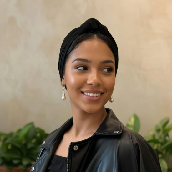 Turbante negro estilo París con accesorios elegantes