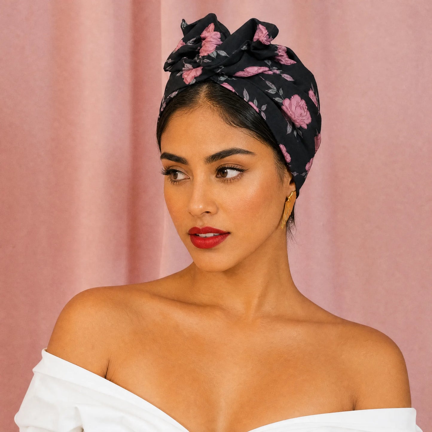 Mujer con turbante Cubano Rosa Negra de estampado floral vista de frente