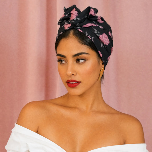 Mujer con turbante Cubano Rosa Negra de estampado floral vista de frente