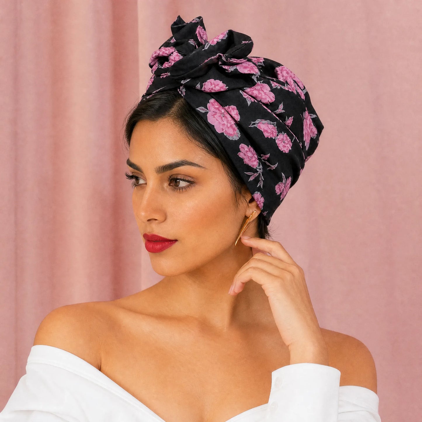 Vista de perfil de una mujer con turbante Cubano Rosa Negra de estilo cubano