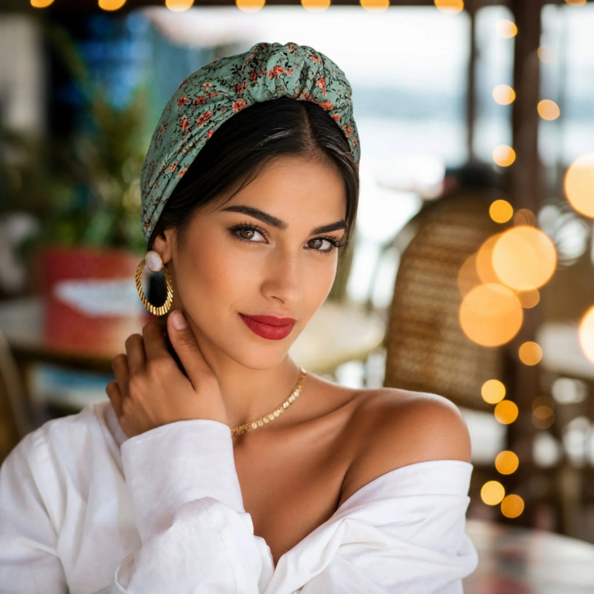 Mujer inclinando ligeramente la cabeza con turbante Parisino Salvia de estilo parisino