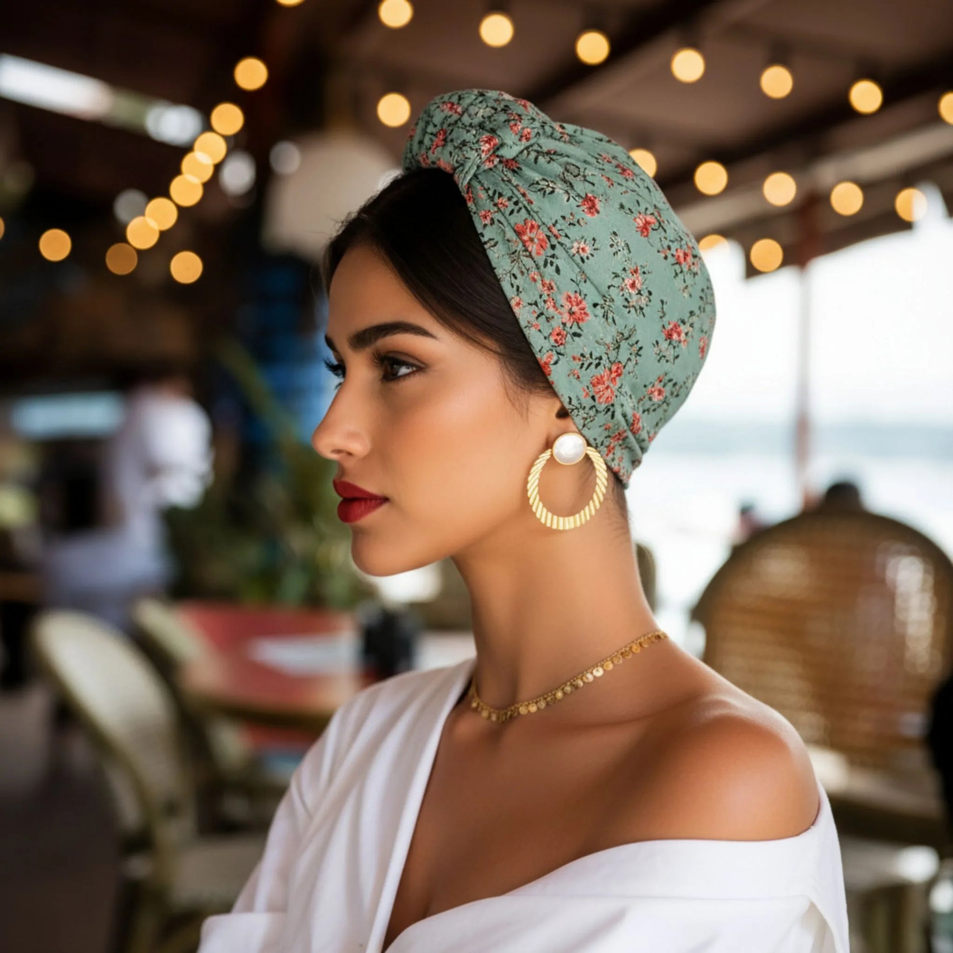 Vista de perfil de una mujer con turbante Parisino Salvia de estampado floral
